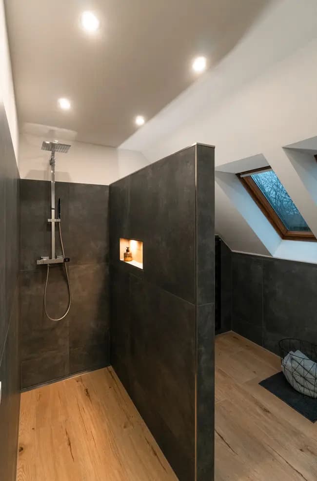 Komplettbad mit Regendusche und Großformatfliesen - Badsanierung in Hamburg